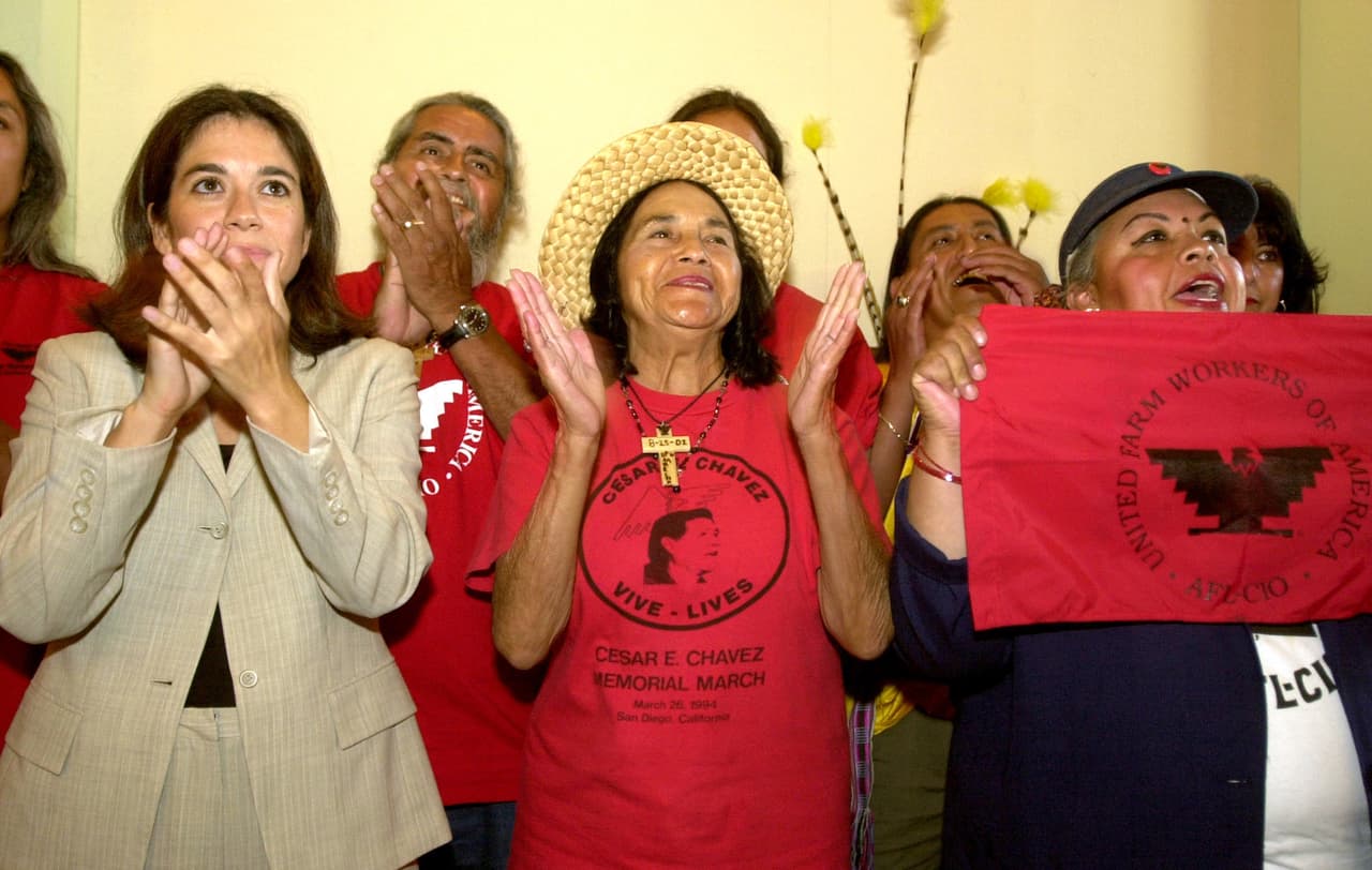 ¡Sí se puede! fue el grito de guerra de Dolores Huerta, quien logró importantes victorias para el movimiento agrícola. En la imagen, miembros del sindicato United Farm Workers celebran después de que un proyecto de ley agrícola fuera aprobado por la Asamblea Estatal en el Capitolio de Sacramento, California.
<br>