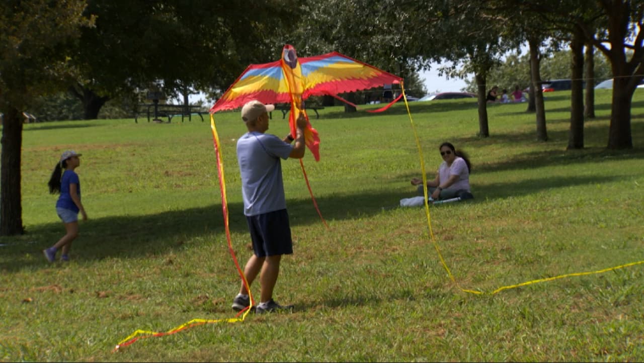 Desde muy temprano este lunes por la mañana en el lago White Rock de Dallas, se pudo ver a personas compartiendo con sus familias al aire libre.
<br>