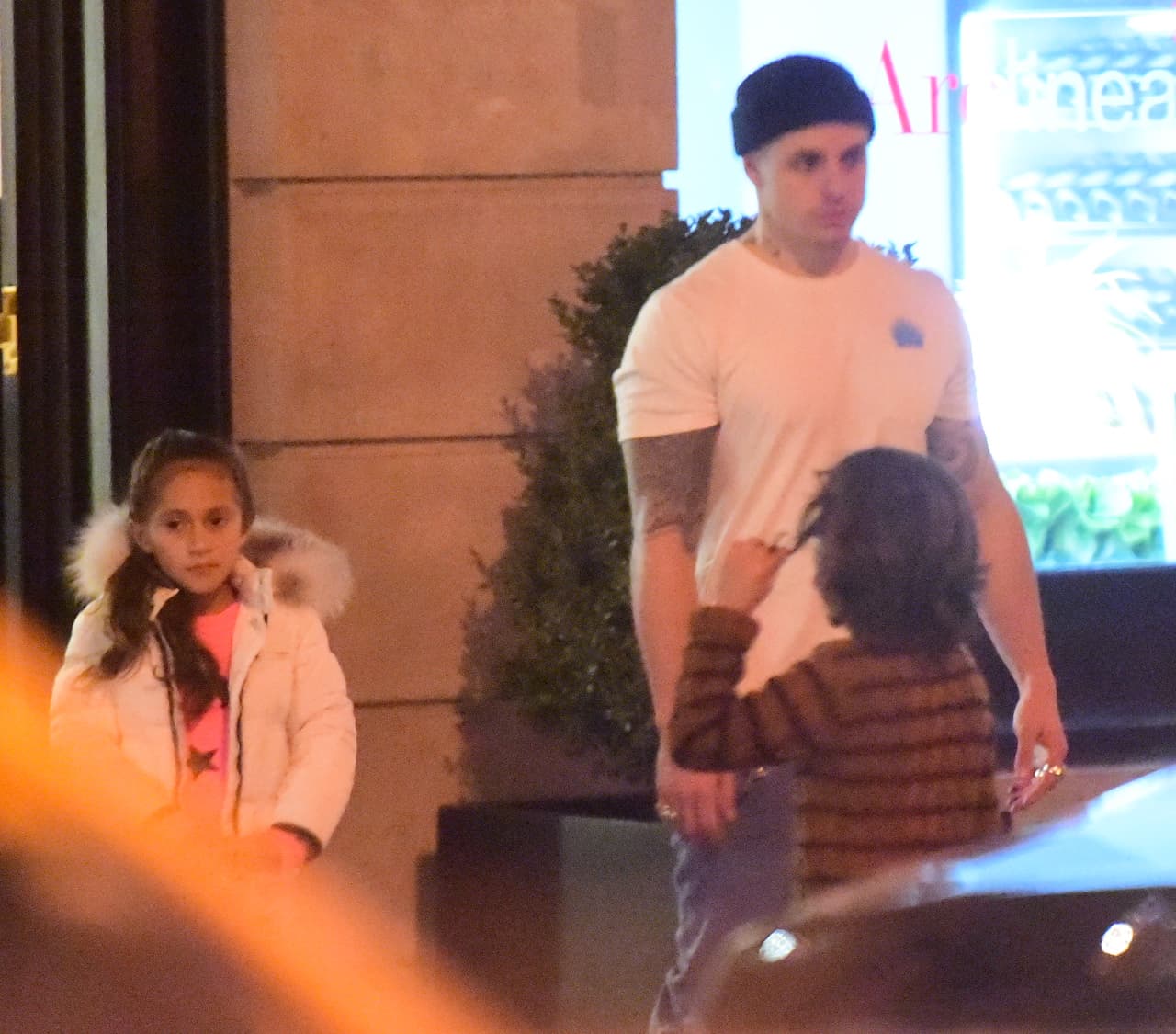 Esta vez los paparazzi captaron a la cantante de comprar por las calles de Nueva York en compañía de sus hijos y galán.