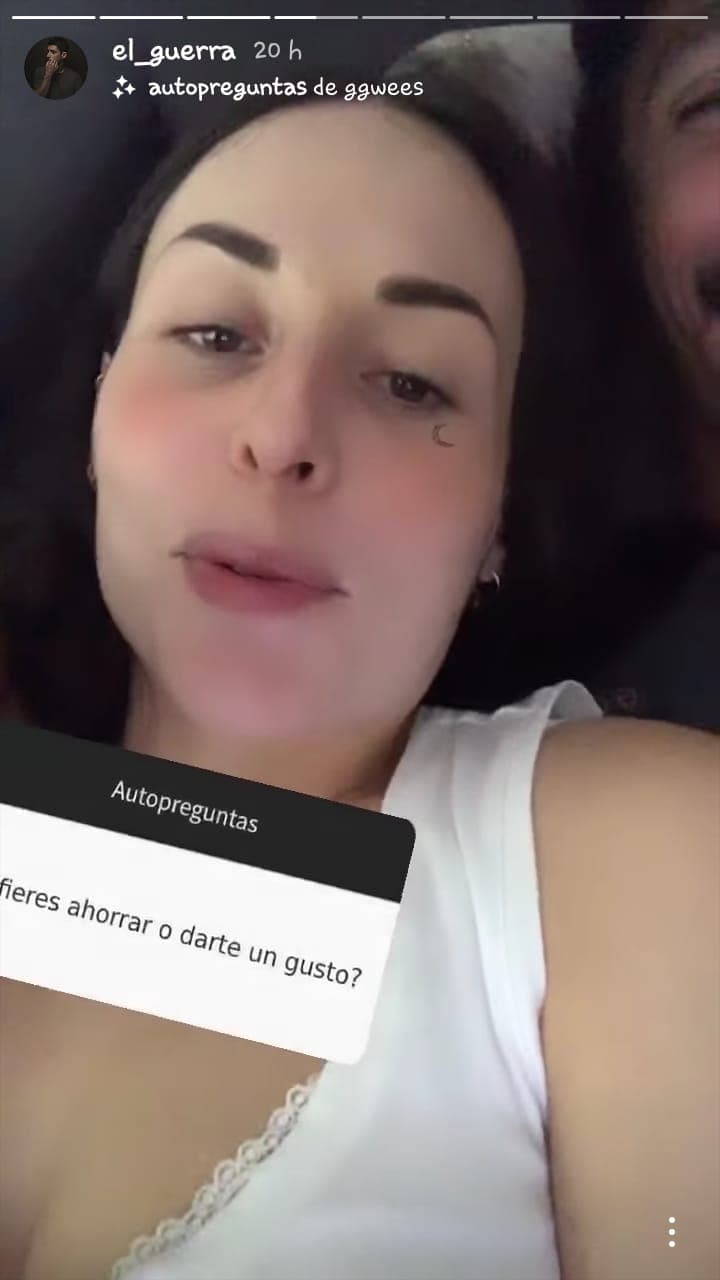 "¿Prefieres ahorrar o darte un gusto?": Zuria Vega declaró: "Ahorrar, pero me gusta darme mis gustos, para eso ahorro". Sin embargo, Alberto Guerra añadió: "Es re' coda". Pero la actriz de 31 años insistió que no es así.