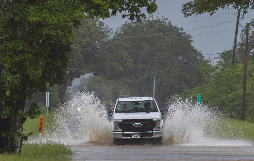 Lluvias en Puerto Rico dejan inundaciones, derrumbes y cierre de carreteras: alerta continúa este miércoles