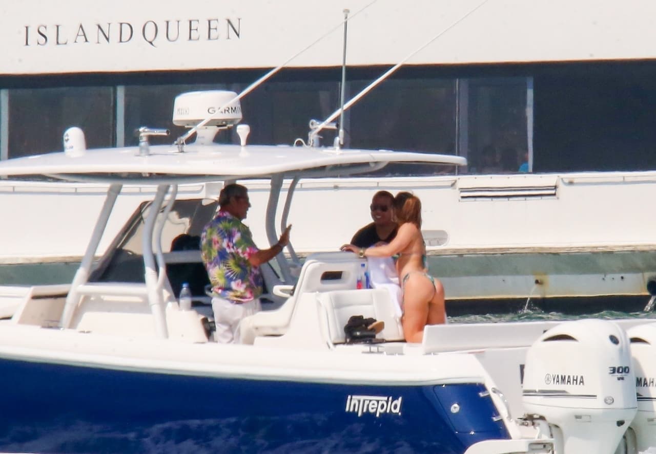 Durante los primeros momentos de su paseo por el Océano Atlántico A-Rod y Avery conversaron con el piloto.
<br>