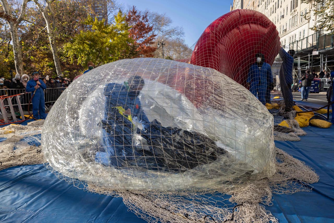 Las personas que asistieron al inflado de los globos debieron contar con comprobante de vacunación contra el covid-19.