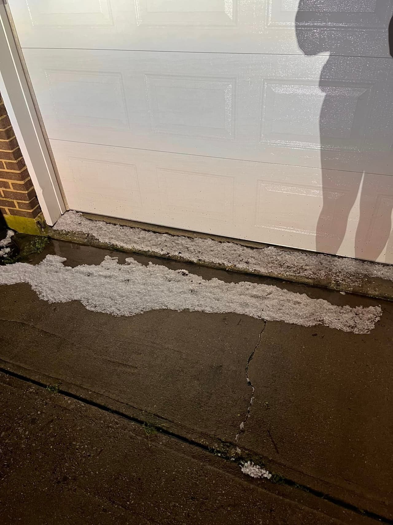 Junto con la amenaza de
<b>tornados</b>, otras posibles amenazas del sistema incluyeron
<b> granizo</b>, de hasta dos pulgadas de tamaño y ráfagas de viento de 70 mph. Esta fotografía nos llega desde el área de Andorra en en el vecindario de Roxborough en Filadelfia.