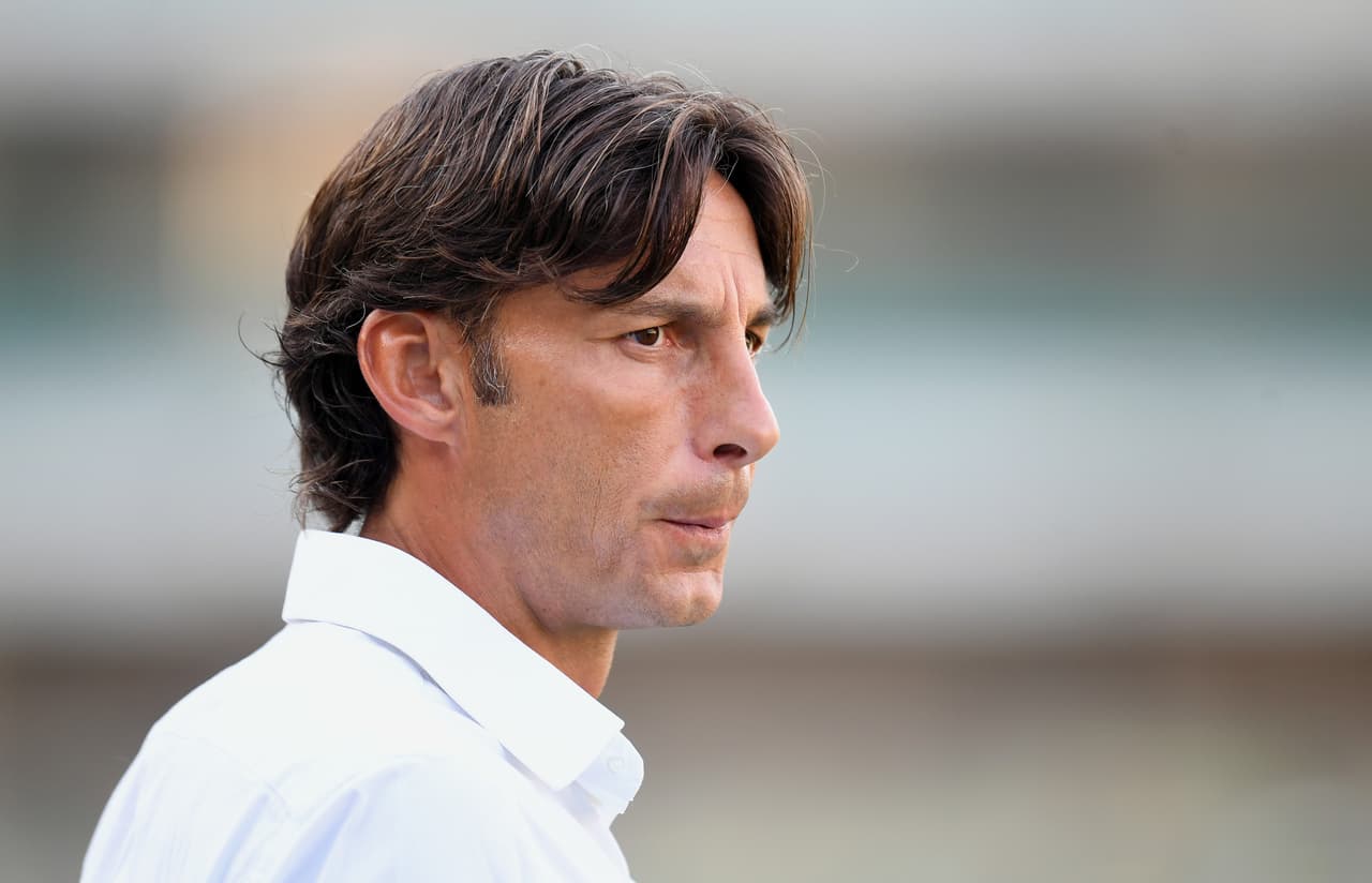 Gabriele Cioffi miraba como su equipo era goleado.