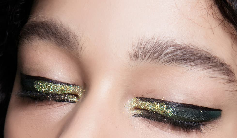 El look del desfile de 
<a href="http://www.ungaro.com/">Emanuel Ungaro</a> en Paris, lo puedes hacer en tonos dorados o plateados. Las fotos que le tomó el fotógrafo 
<a href="http://www.vogue.es/moda/modapedia/fotografos/helmut-newton/213">Helmut Newton</a> a 
<a href="http://www.imdb.com/name/nm0001648/">Charlotte Rampling</a>, en los años setenta fueron la fuente de inspiración de la maquillista Val Garland. Y las obras del pintor 
<a href="http://www.biografiasyvidas.com/biografia/k/klimt.htm">Gustav Klimt</a>, -amante del dorado-. Difumina la sombra de la Pro Palette Bottle Green sobre el tono Glory of the Glen. Para el brillo dorado aplica el Glitter 3D Brass Gold de MAC.
<br>