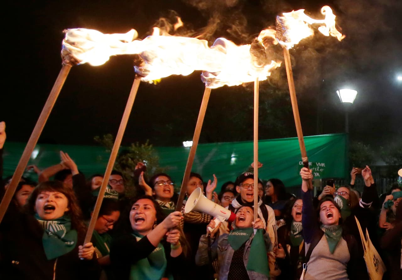El aborto es ilegal en Ecuador y es la segunda causa de muerte materna en ese país, donde 1 de cada 4 mujeres sufre violencia sexual. Mujeres protestaron con antorchas el pasado 17 de septiembre en Quito, después de que
<b>legisladores fallaran en despenalizar el aborto no en su totalidad, sino únicamente en casos de violación. </b>
<a href="https://radioambulante.org/en/audio-en/we-decide" target="_blank">Este reciente episodio de Radio Ambulante</a> explica las graves consecuencias que esto le trae a las ecuatorianas, cuán anticuado es el Código Penal que sigue criminalizando a las mujeres de manera cruel en ese país.