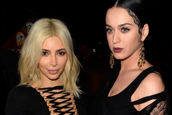 Kim Kardashian y Katty Perry aprovecharon un momento en el desfile para tomarse una foto juntas.