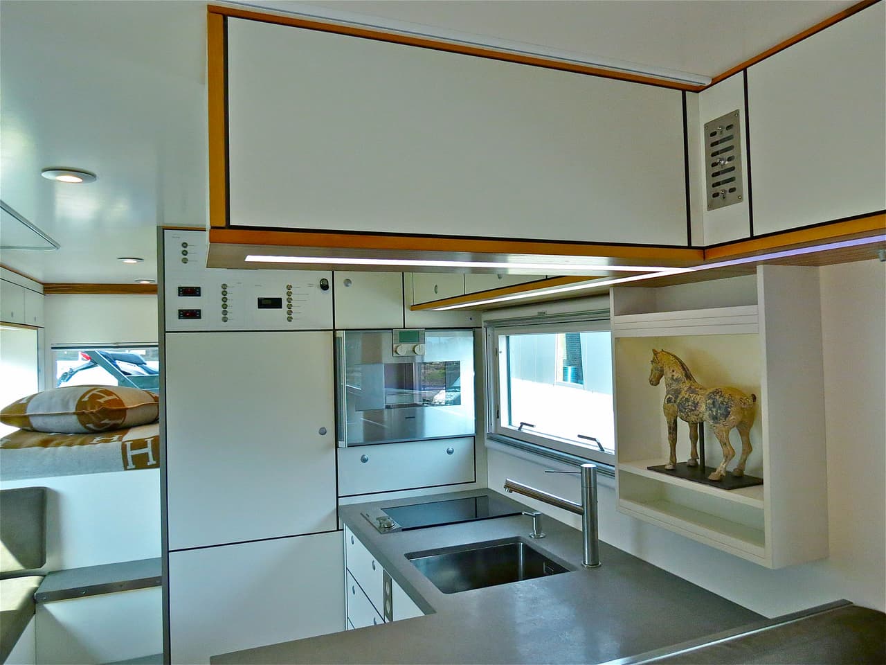 Los gabinetes tienen espacio suficiente para guardar aquello que necesite el viajero.