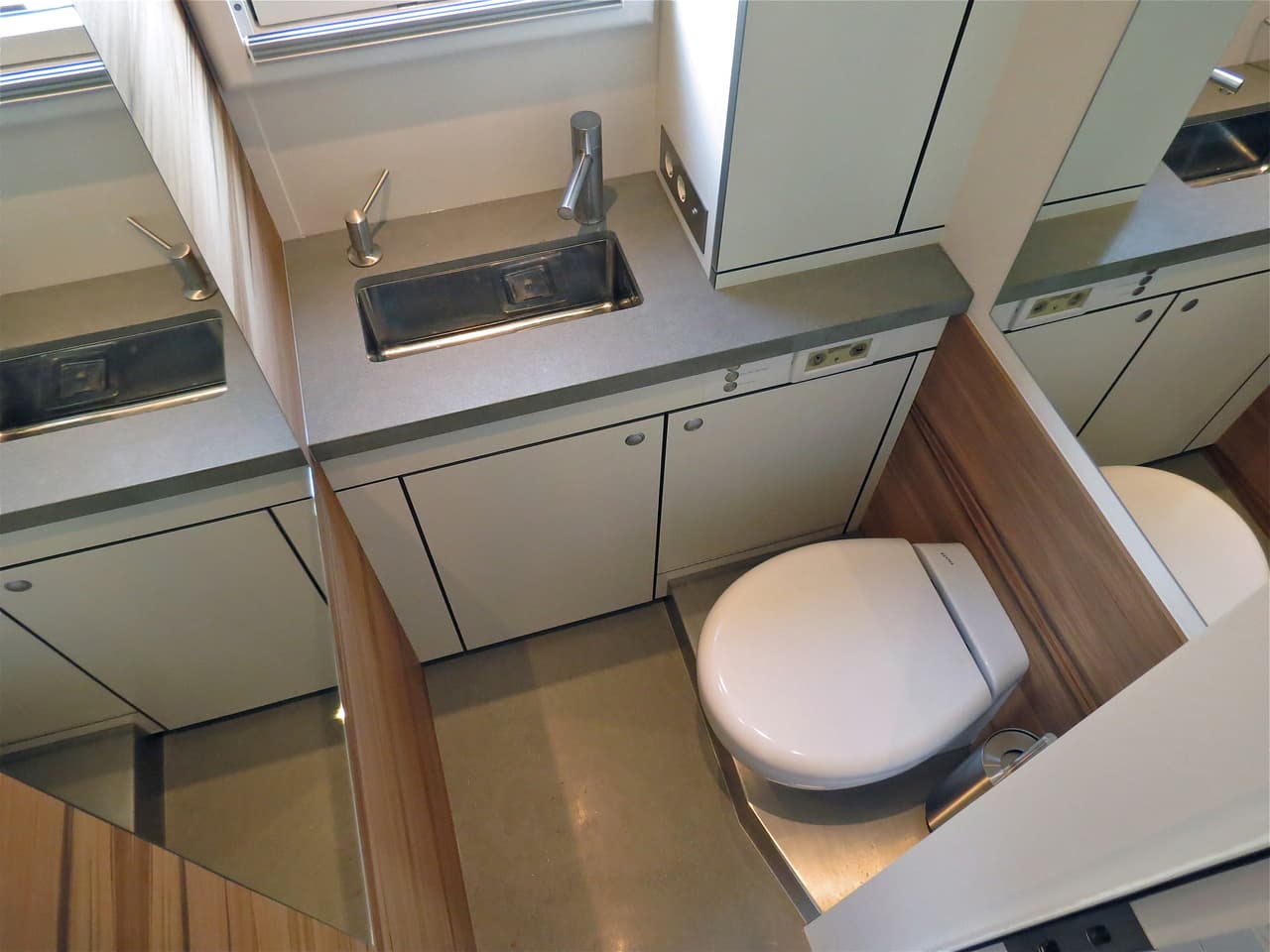 Incluso el baño, pequeño, está adecuado para hacer que el viaje sea más cómodo.