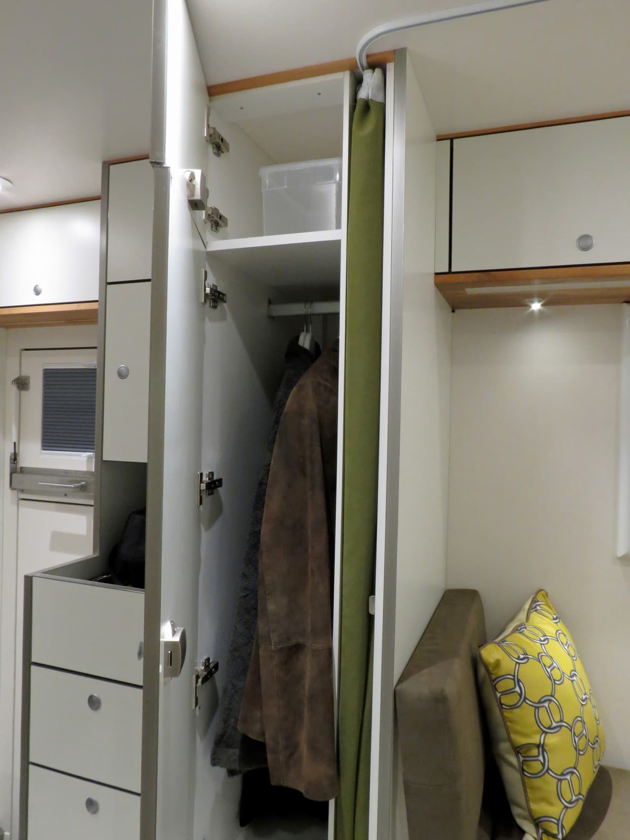 Para no perder el 'look' mientras se viaja, este pequeño armario es perfecto para la ropa.