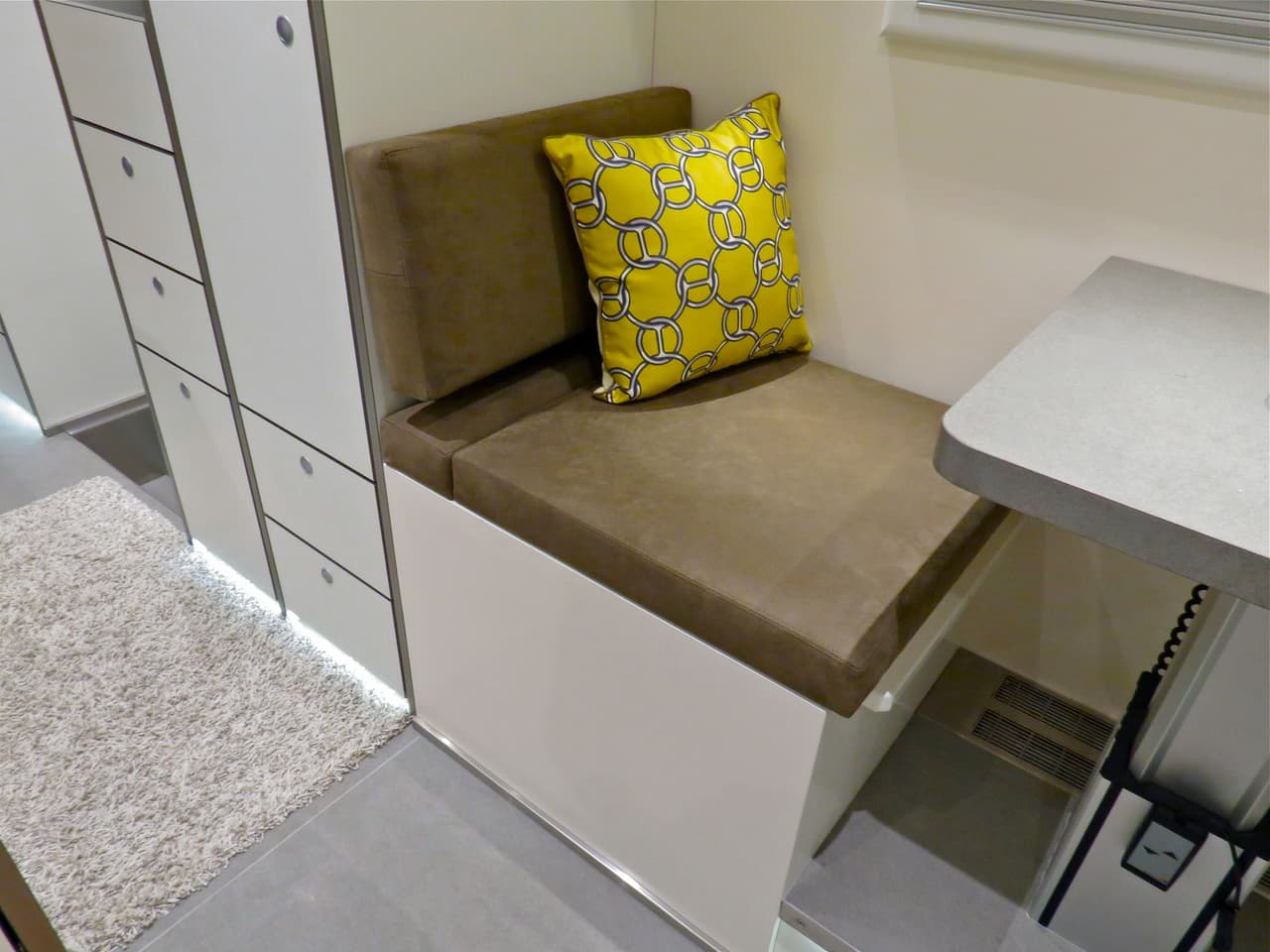 Tiene una mesa para sentarse a comer, ¡es pequeño, útil y acogedor!