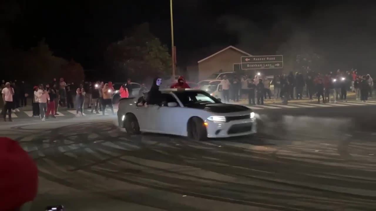 Durante el espectáculo, se lanzaron fuegos artificiales mientras cientos de espectadores observaban, algunos vestidos con disfraces de Halloween.