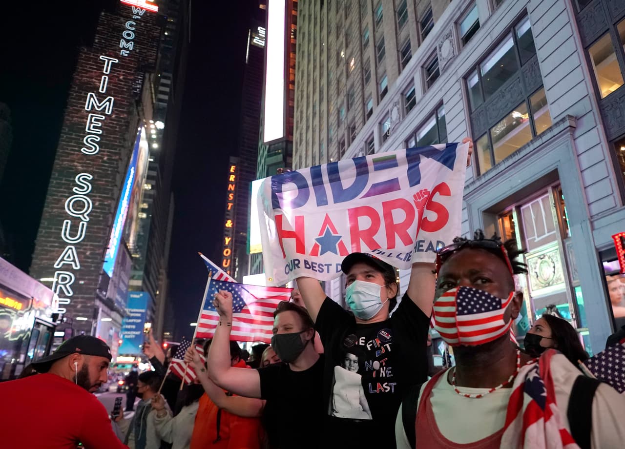 La gente celebra en las calles de 
<b>Times Square</b> antes de que 
<b>Joe Biden</b> pronuncie su primer discurso como presidente electo de EEUU desde Delaware, el 7 de noviembre.