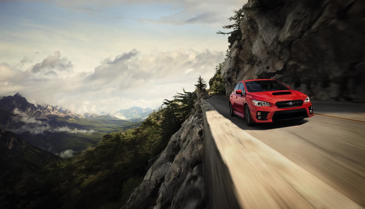 Las primeras modificaciones son visibles en el frente, con rasgos más deportivos en su diseño, una parrilla más grande, y una toma de aire inferior mucho más amplia. Debajo del capó del WRX, encontraremos un motor Boxer de 2.0 litros, de inyección directa, y 268 caballos de fuerza.