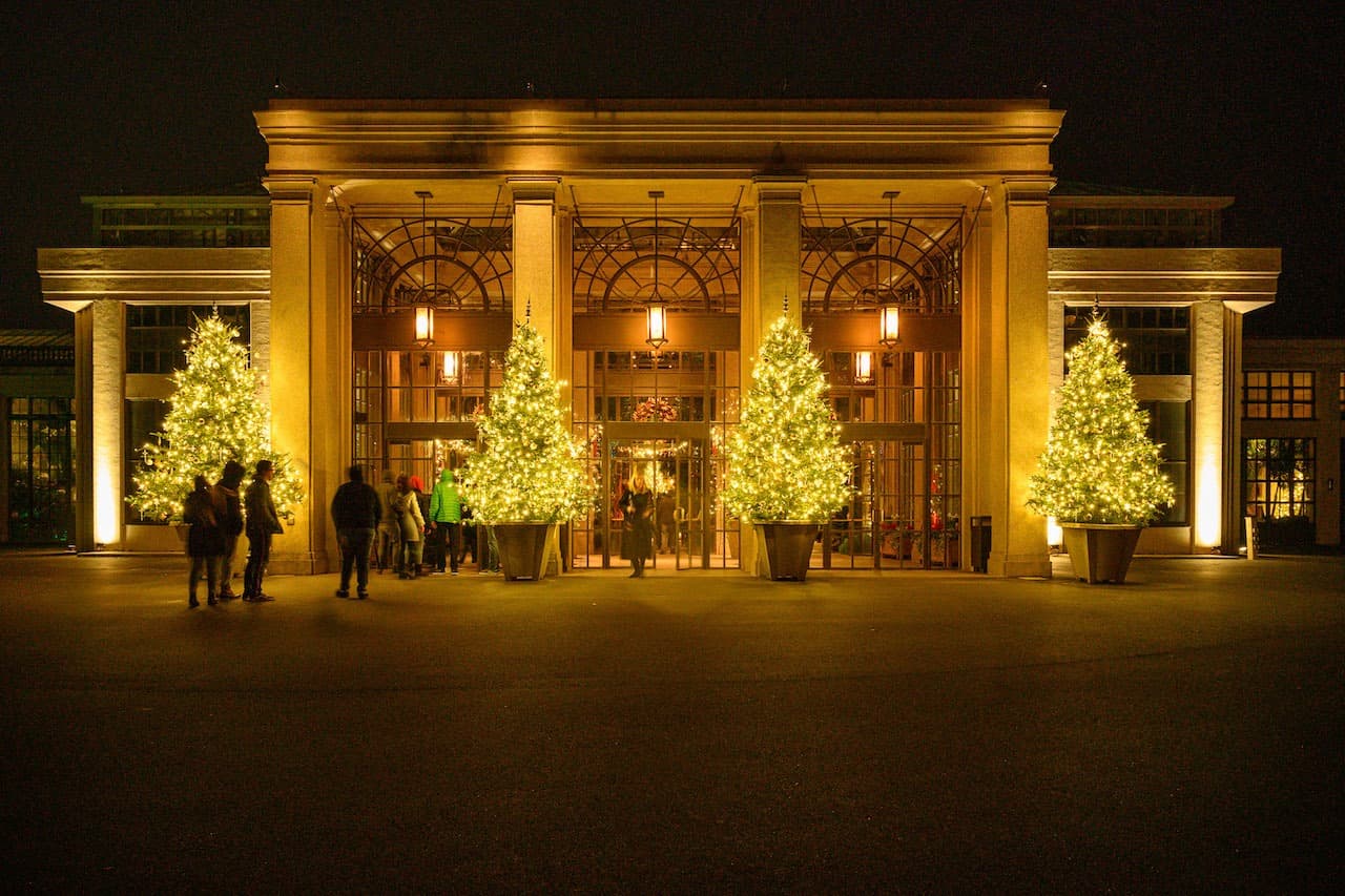 La entrada al conservatorio es una invitación a un mundo mágico.