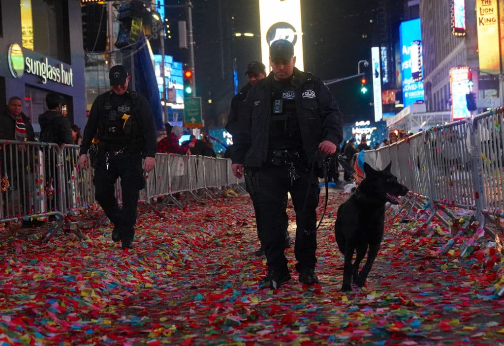 Antes y después de la fiesta de fin de año en Times Square, policías supervisaron la zona, para garantizar su seguridad.