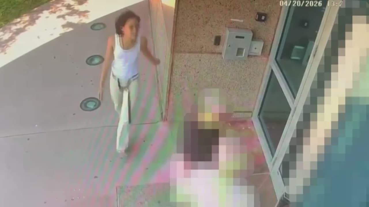 Una mujer golpea a una pareja de ancianos en Miami Beach: el ataque quedó captado en video