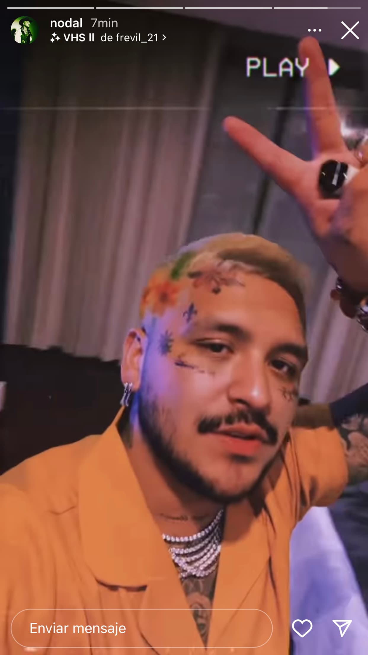 <b>Christian Nodal </b>sorprendió a sus seguidores el 29 de mayo al aparecer con un 
<b>drástico cambio de look</b>, al teñirse el cabello de dorado y plasmarse algunas flores de colores.
<br>