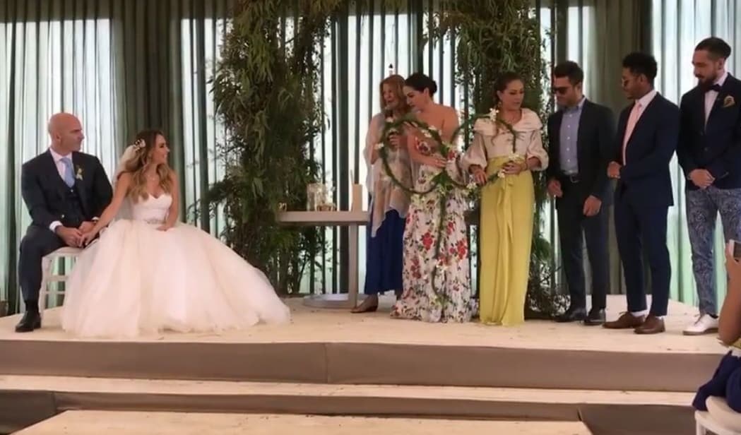 El momento más emotivo fue cuando sus compañeros de OV7 le colocaron el lazo a los novios, para unirlos.