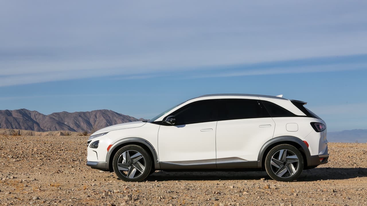 El Hyundai Nexo llega mucho mejor equipado que su predecesora para enfrentar al 
<b>Toyota Mirai</b> y al 
<b>Honda Clarity Fuel Cell</b>, las otras dos opciones para los pioneros en el campo de los vehículos eléctricos que generan su propia energía.