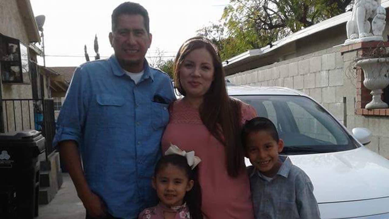 José Luis Marchán, su esposa y dos de sus hijos, con quienes vive en Ontario, California.