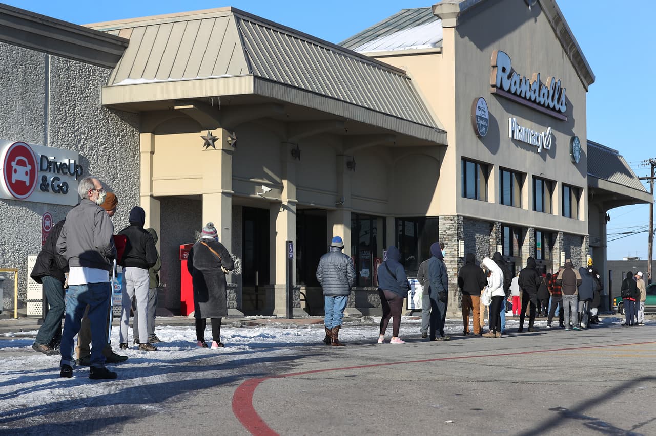 En 
<b>Houston</b> un sistema de alertamiento para que los residentes denuncien manipulación de precios recibió más de 450 quejas en menos de 20 horas, dijo el principal fiscal civil del 
<a href="https://www.univision.com/local/houston-kxln/condado-de-harris-busca-ayuda-federal-directa-para-hacerle-frente-a-los-estragos-causados-por-el-invierno-video">condado Harris</a>, Christian Menefee.
<br>