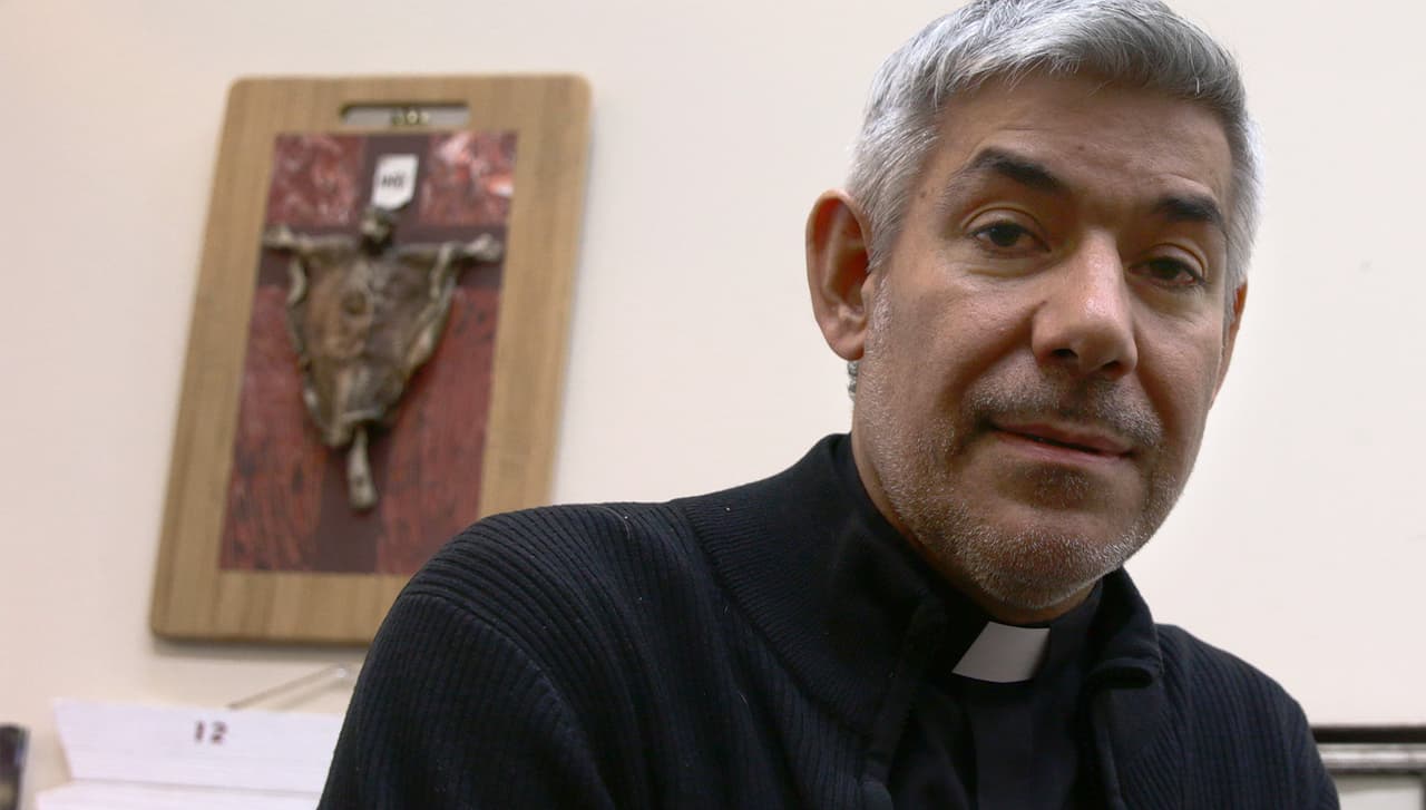 El sacerdote que ha ‘adoptado’ a 27 jóvenes para evitar su deportación