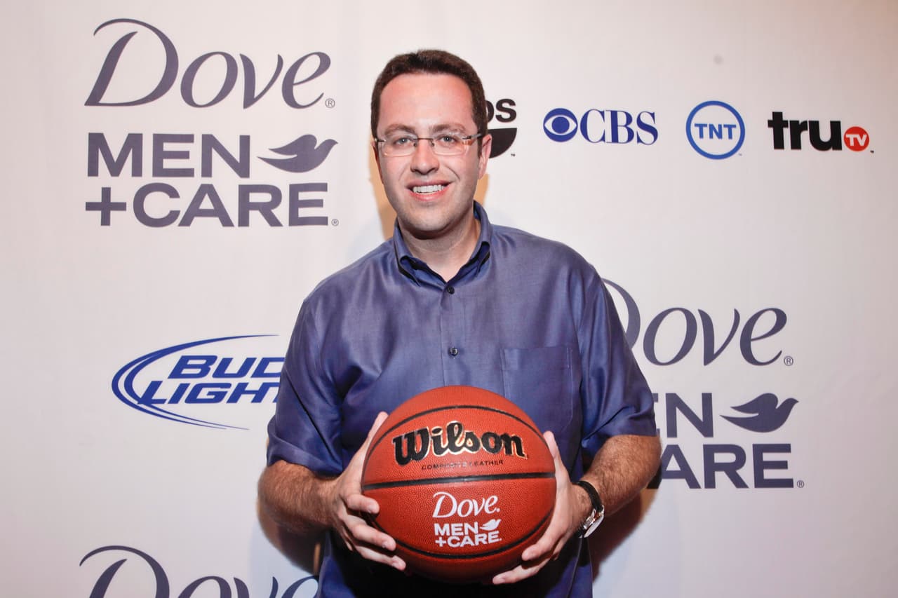 A Russel Taylor se le arrestó por posesión y creación de material pornográfico infantil.