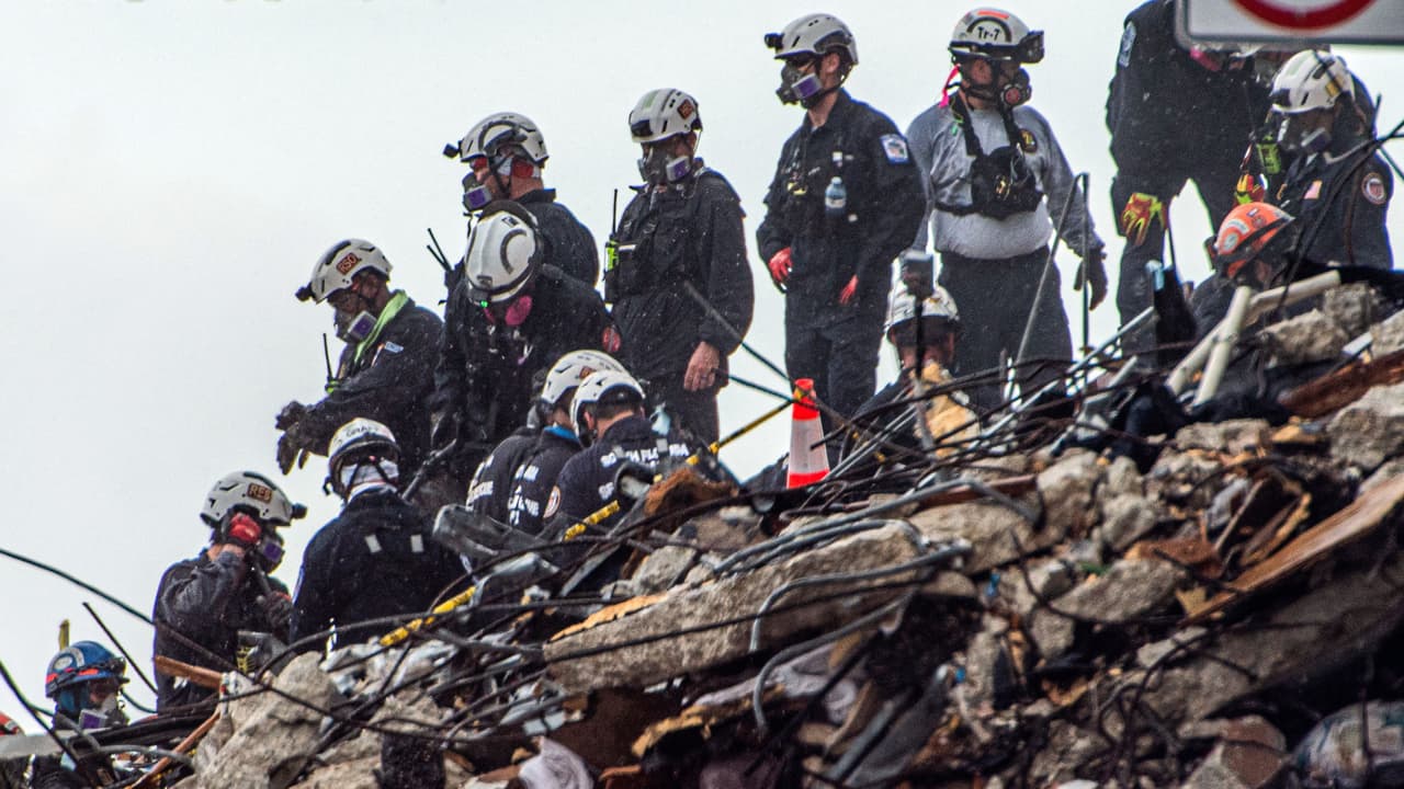 Hija de un bombero de Miami es hallada entre los escombros del derrumbe