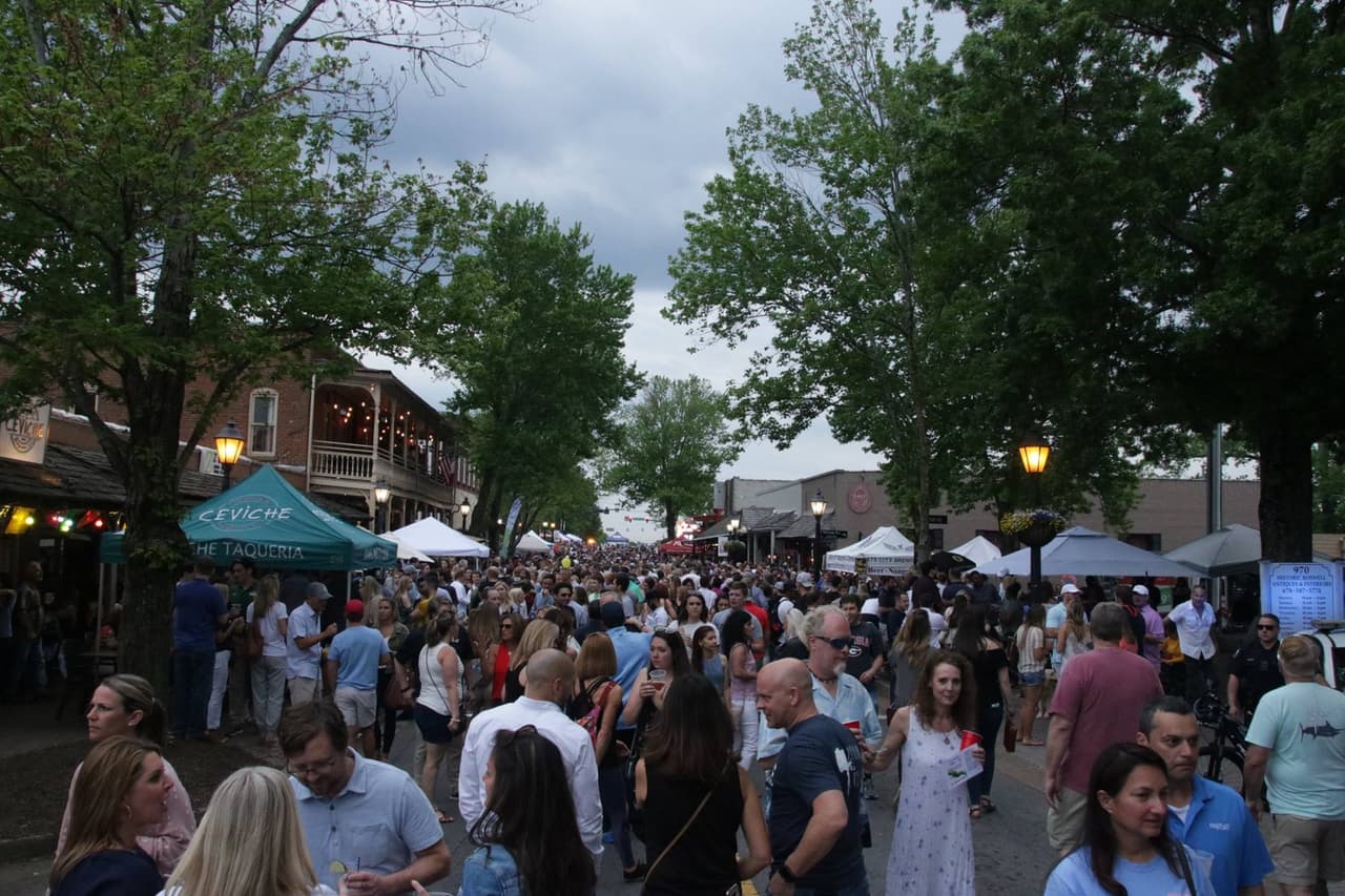 <b><a href="https://aliveinroswell.com/">Alive in Rosswell (tercer jueves de cada mes hasta octubre)</a></b>. El festival presenta bandas en vivo, camiones de comida, vendedores interactivos y juegos y entretenimiento para niños.