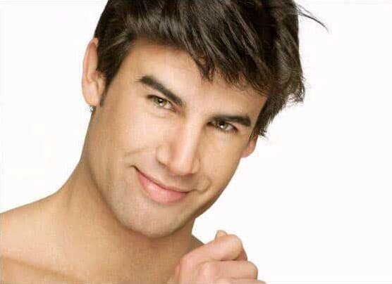 Comenzó como modelo en su país natal, fue así que lo contactaron para hacer un casting para ingresar al Centro de Educación Artística de Televisa (CEA), fue así como llegó a México.