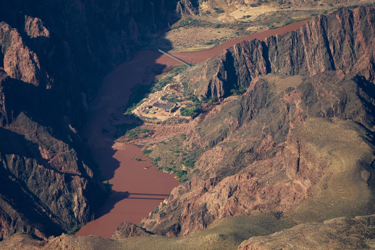 La inundación se produjo en lo profundo del cañón, cerca de donde fluye el río Colorado, en las inmediaciones de albergues y zonas de acampada populares donde las personas que realizan excursiones desde un extremo al otro del Gran Cañón se detienen para pasar la noche, según AP.