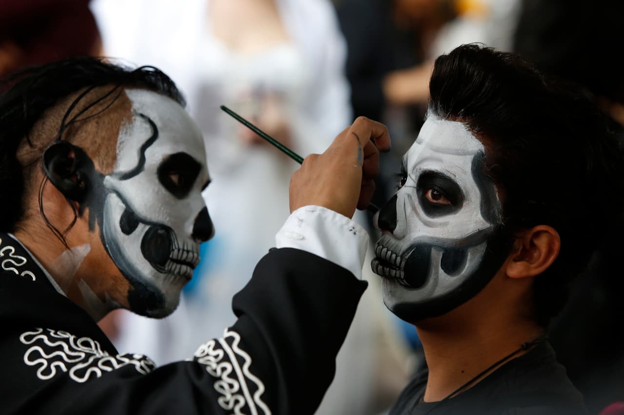 A lo largo del recorrido, 200 maquilladores pintaban calaveras en los rostros de los asistentes a la marcha.