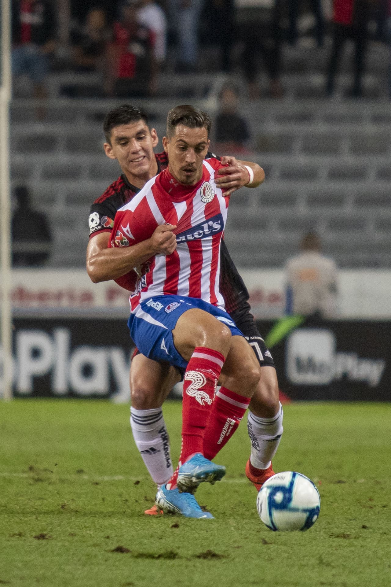 Con goles de Juan Castro al minuto 61 y Nicolas Ibañes al 90+3, el Atlético san Luis gana y pone en problemas al Atlas.