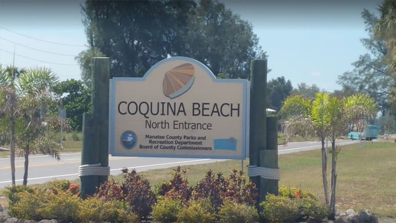 Hombre despierta desnudo en playa de Florida y luego descubren a su novio muerto