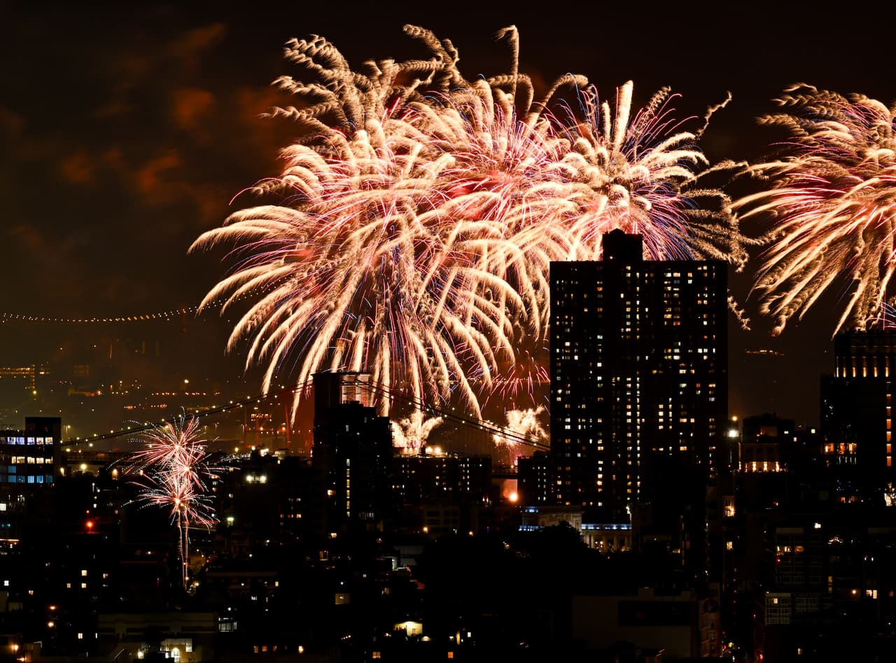 Más de 85,000 fuegos artificiales de 30 colores fueron lanzados desde seis barcazas sobre el East River, creando un espectáculo sincronizado que iluminó el cielo de Nueva York durante varios minutos.