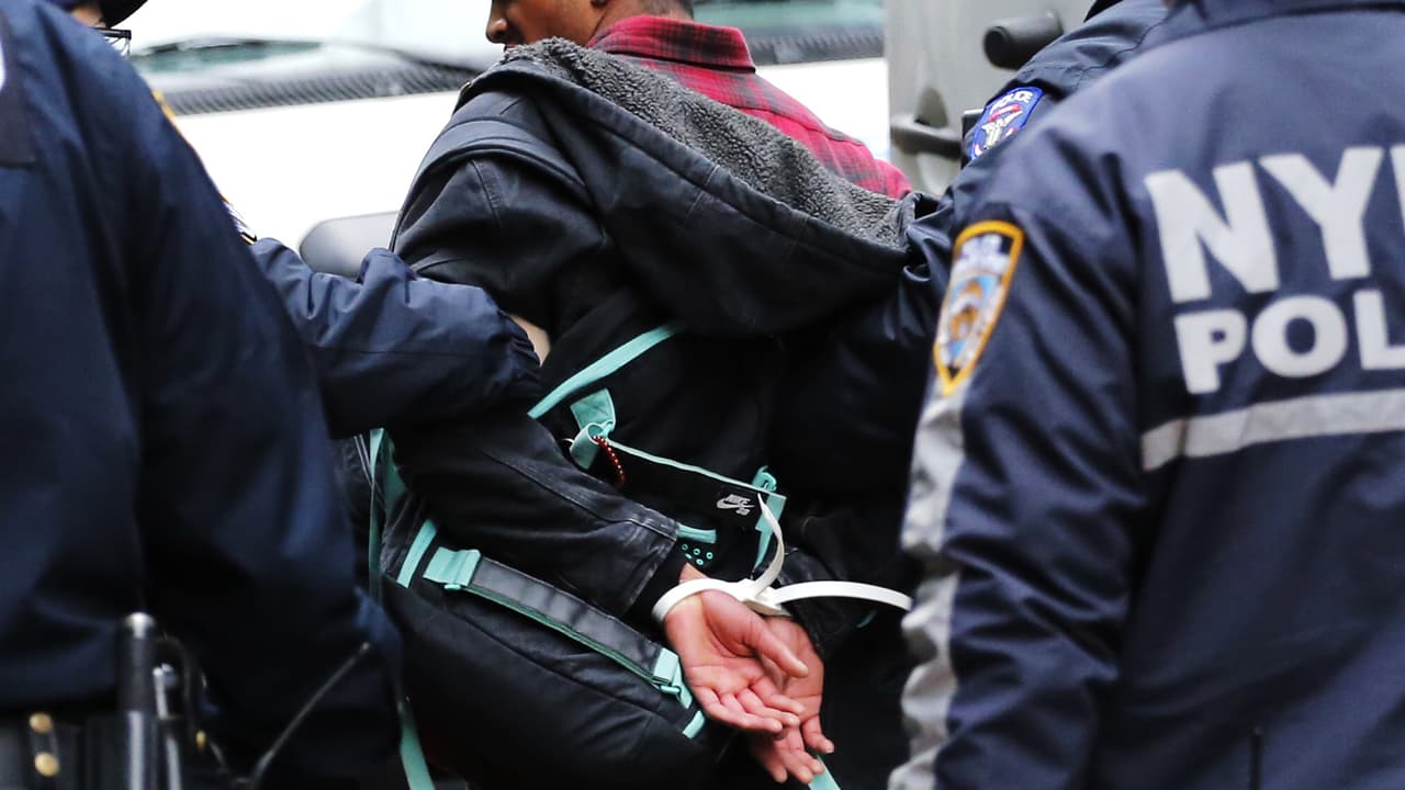 Demandan al gobierno por detener a un menor hispano durante siete meses sin ser acusado de delito alguno