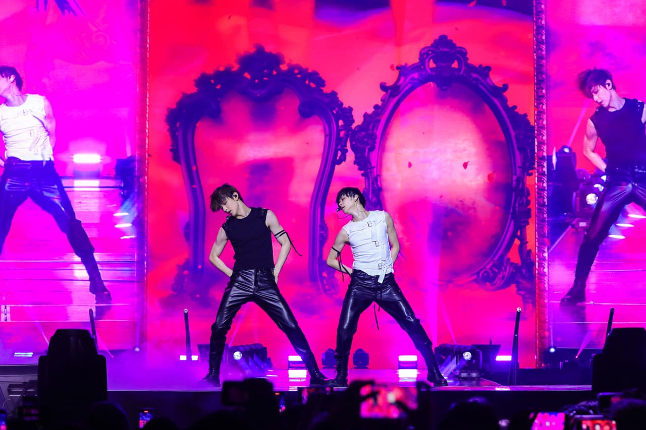 El grupo debutó el 4 de marzo de 2019. En la plataforma Spotify tiene 9 millones 600 mil suscriptores mensuales.