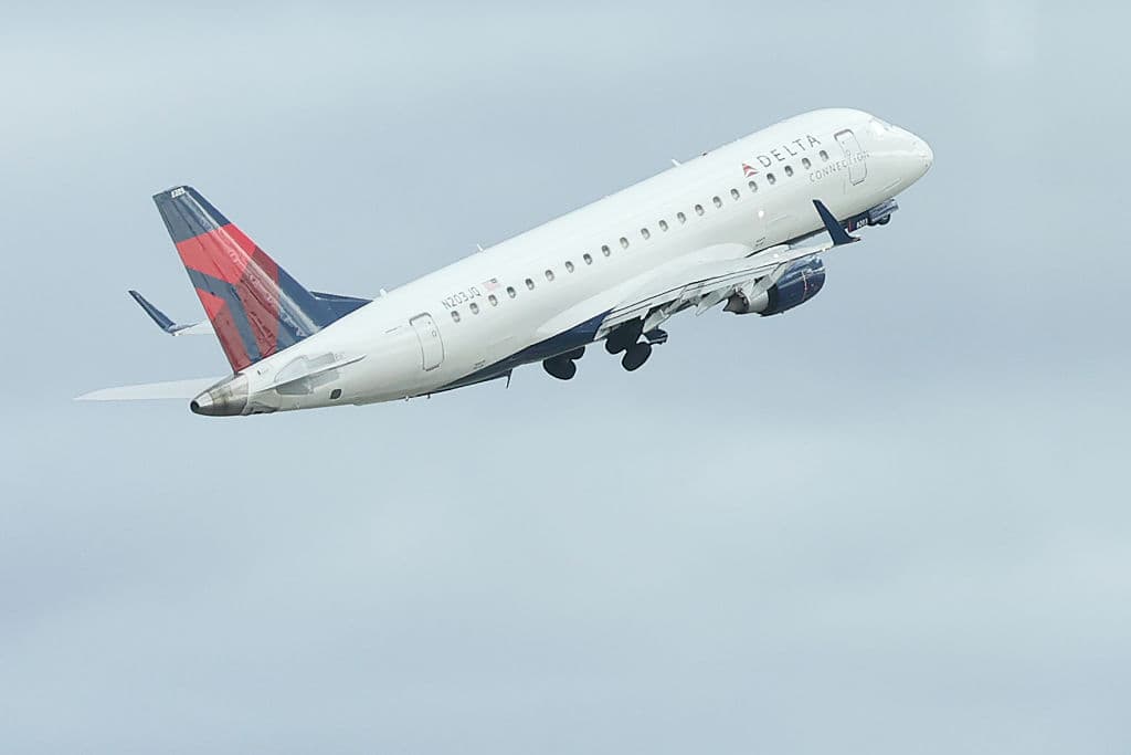 Sean Duffy aseguró que a menos le preguntan si viajar en avión es seguro. Su respuesta, dijo, es que "sí, tan seguro como lo era hace dos meses". Sin embargo, 
<b><a href="https://www.univision.com/noticias/politica/millones-estadounidenses-afectados-falta-de-fondos-federales" target="_blank">podrían surgir situaciones que causaran retrasos en el horario</a></b> que estaba anticipado.