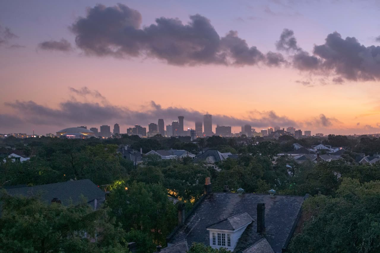Se prevé que Ida pase cerca de Nueva Orleans, por lo que este viernes su alcaldesa, LaToya Cantrell, ordenó
<b> la evacuación de las personas que viven fuera del sistema de diques </b>que protegen la urbe ante posibles inundaciones. A los habitantes de Nueva Orleans que viven dentro del sistema de diques, la alcaldesa les pidió que se queden en casa porque tener a personas en la carretera es más peligroso.
<br>