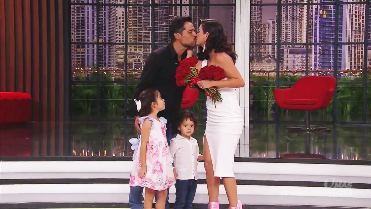 Por su parte, su marido Luis le dio un cariñoso beso en la frente, en los labios y la abrazó tiernamente. "No me equivoqué en casarme con ella. El amor sí existe", compartió ante la audiencia.