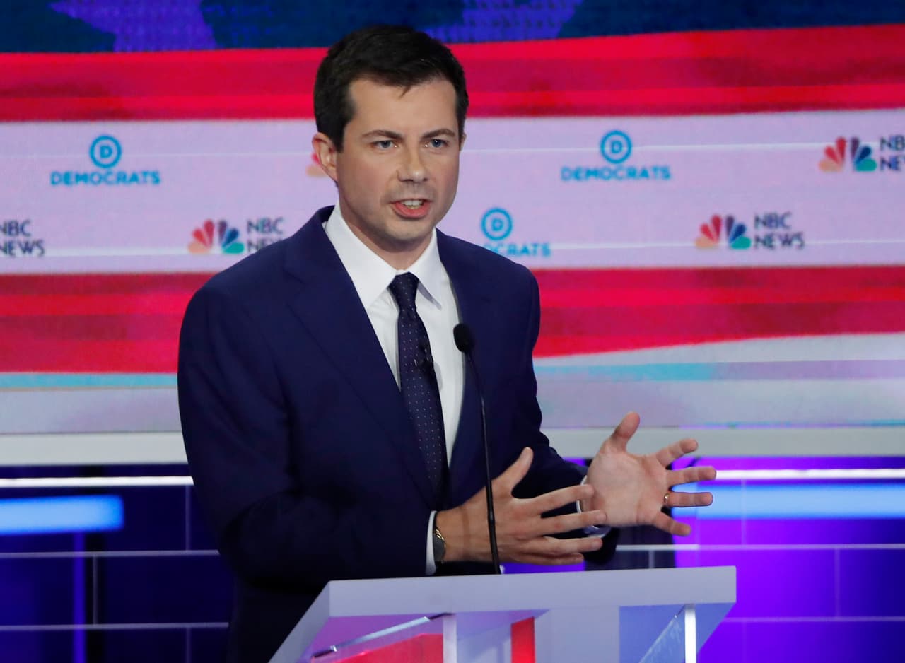 El alcalde de South Bend (Indiana), 
<a href="https://www.univision.com/temas/pete-buttigieg">Pete Buttigieg</a>, el primer candidato abiertamente 
<a href="https://www.univision.com/temas/lgbtq">LGBTQ</a> en subirse al escenario y participar en un debate presidencial, habló de la necesidad de una 
<b>universidad asequible</b>. Mencionó a su marido, Chasten, que es profesor. Criticó al Partido Republicano y a los conservadores al señalar que ninguno tiene el "monopolio sobre la moral". "Un partido que se asocia con el cristianismo, que cree que está bien sugerir que Dios sonríe ante la división de familias a manos de agentes federales, que Dios tolera poner a los niños en jaulas, ha perdido todo derecho a usar un lenguaje religioso", expresó.
<br>