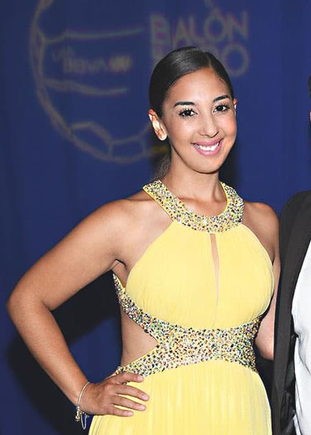 Ella lucía despampanante con un vestido de gala color amarillo, muy digno para la ocasión.