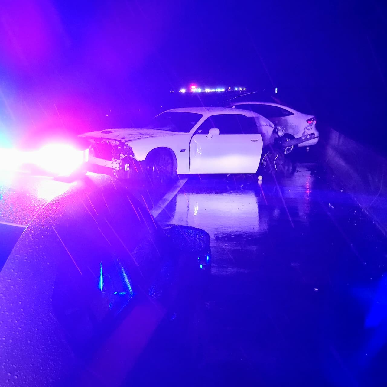 Los bomberos acudieron a la escena de un accidente entre varios vehículos en sentido sur de la I-75 en el puente del río Little Manatee en la noche. 
<br>