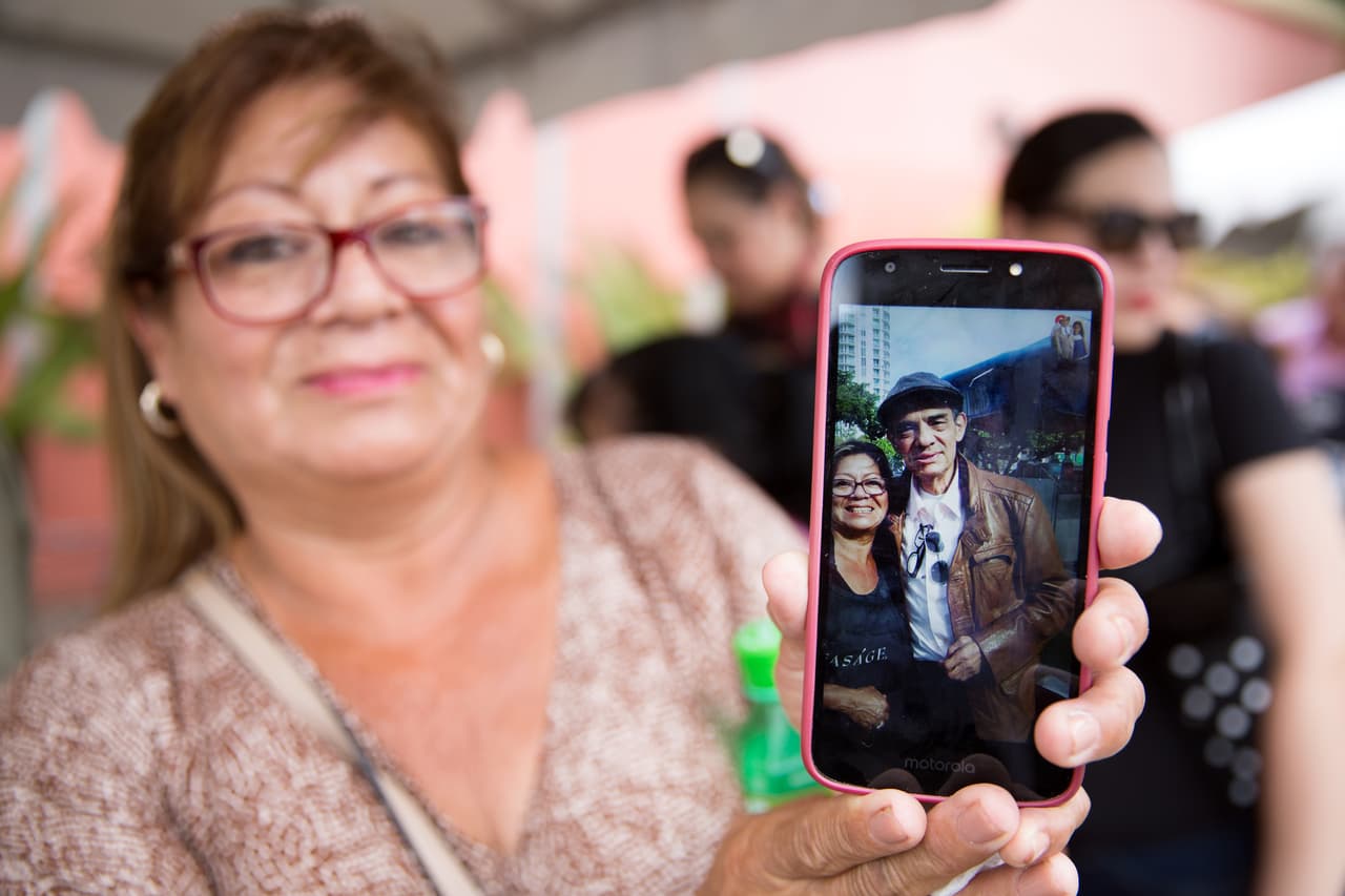 Carmen Negrete, seguidora de Jose José, contó que tiene 30 años trabajando en un carro de hot dogs y hace cuatro años el cantante se detuvo en su pequeño negocio para comer. "Vivimos con sus canciones, nos enamoramos, lo quiero mucho, él es mi ídolo, soy mexicana, de Veracruz", dijo a Univision Noticias.