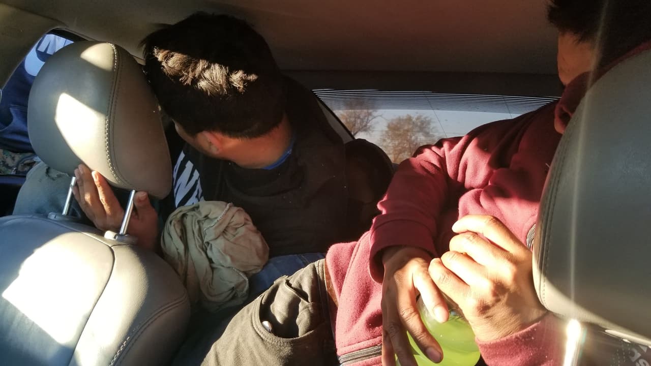 Incómodos, hacinados, uno encima del otro, así viajan los indocumentados que son transportados a sus destinos finales. Esta semana, la Patrulla Fronteriza en Arizona reportó el hallazgo de varios vehículos con inmigrantes escondidos en sus compartimentos.