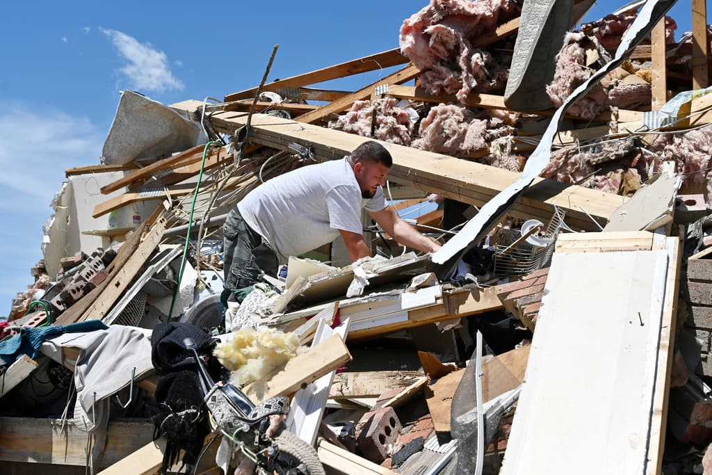 Cifra de muertos por tornados y tormentas sube a 27 en medio de estela de destrucción