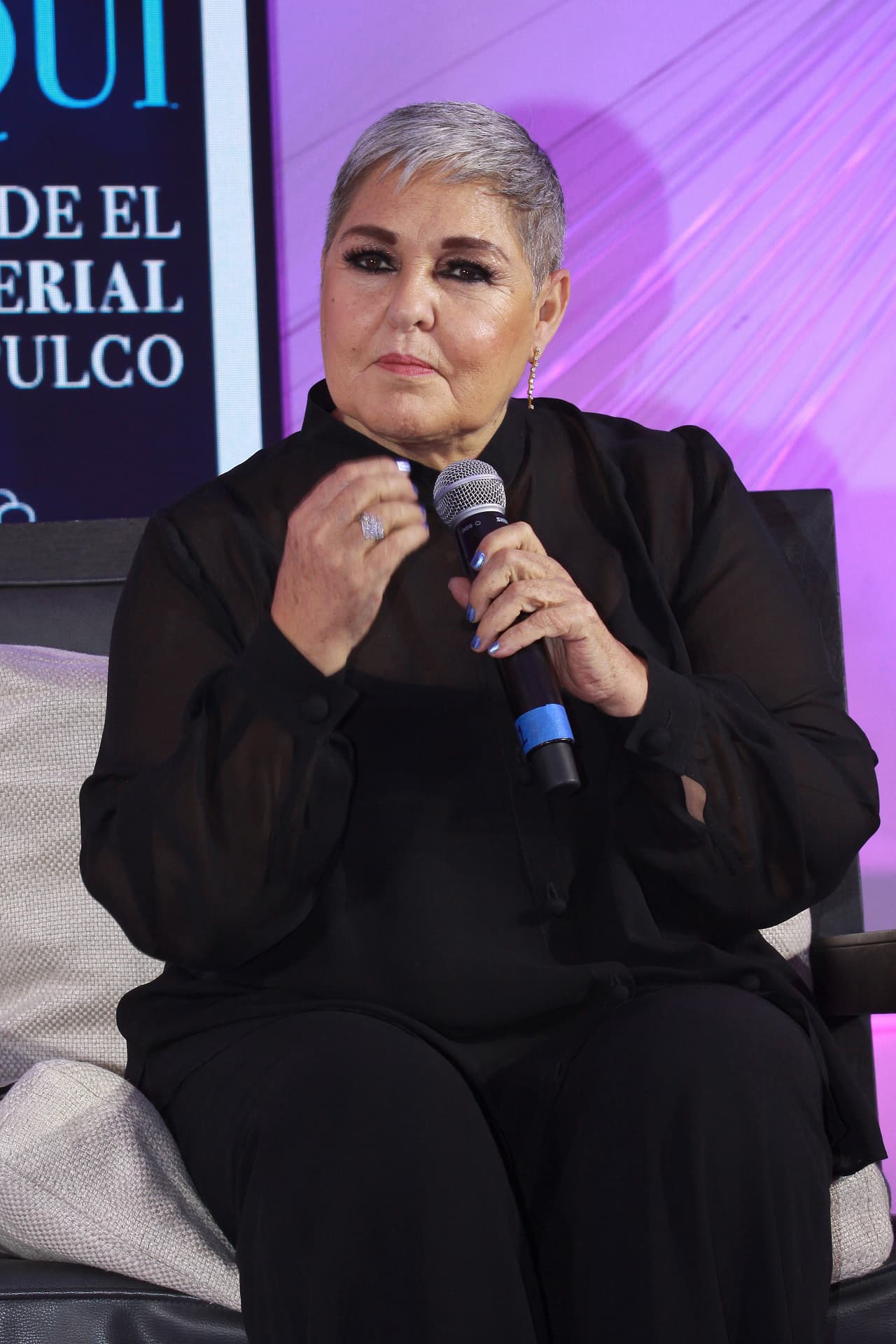 Sin embargo, la cantante confesó que sí había tenido experiencias lésbicas: "
<b>Relaciones no, pero tuve por ahí besitos, encuentros</b> […] De repente en el reventón (fiesta) se daba, besitos acá, besitos allá".