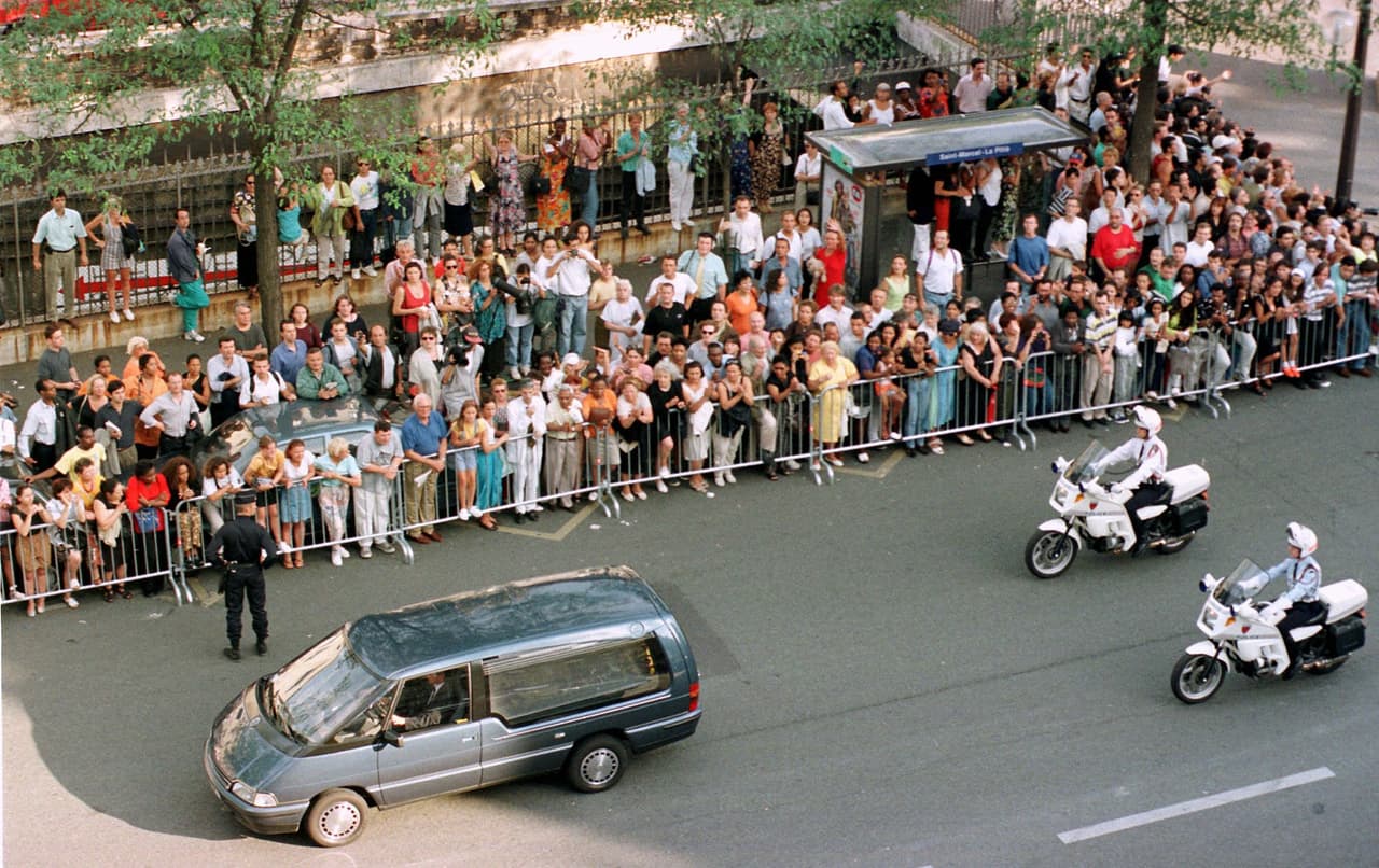 El coche fúnebre con los restos de Diana recorre las calles de París tras abandonar el hospital donde falleció. El vehículo fue escoltado por la policía hasta el aerpouerto militar de la capital francesa, desde donde el cuerpo fue enviado a Londres.